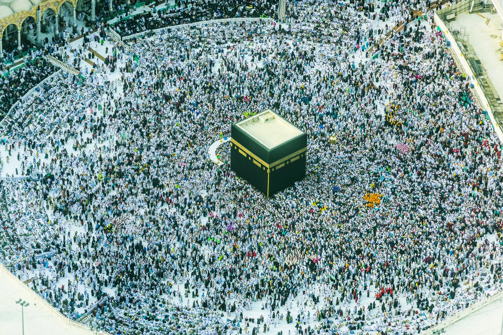 haji performing umrah around khane kabbah